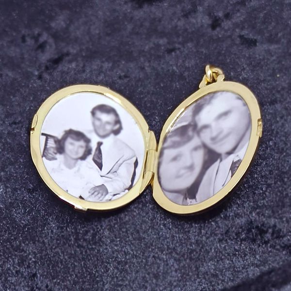Relicário Aurum Eternum em Ouro 18k Oval com a Letra Fosca