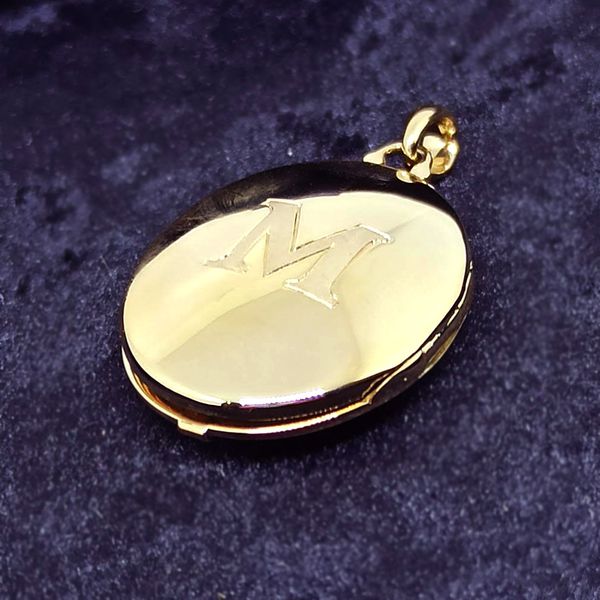 Relicário Aurum Eternum em Ouro 18k Oval com a Letra Fosca