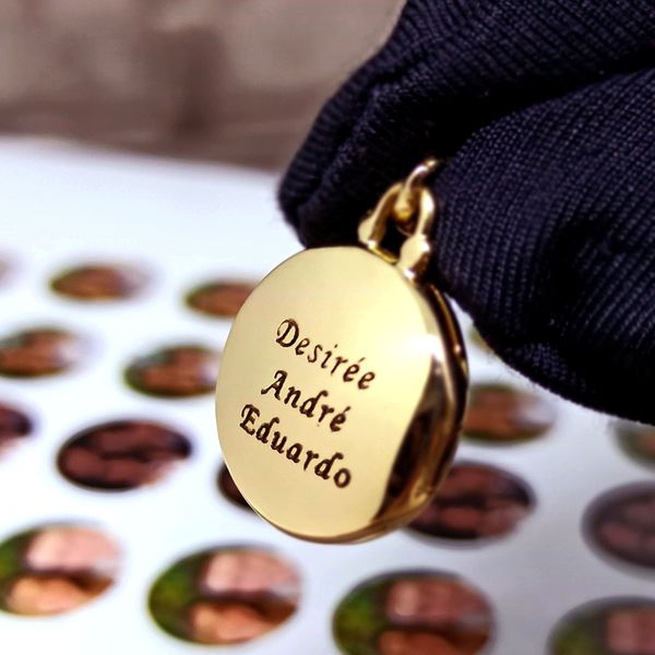 Relicário Círculo do Tempo Redondo em Ouro 18k com Gravação Personalizada