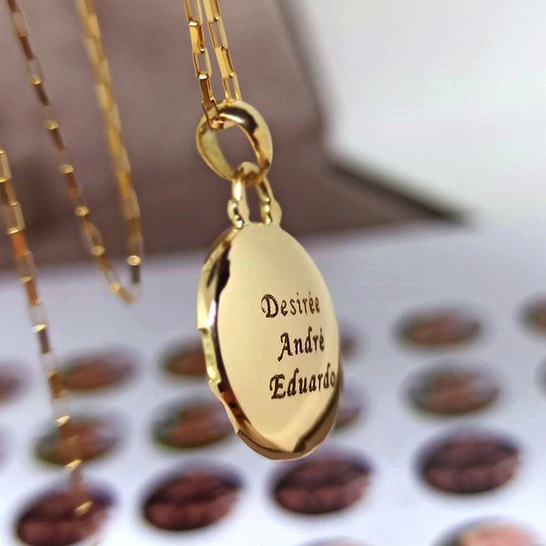 Relicário Círculo do Tempo Redondo em Ouro 18k com Gravação Personalizada