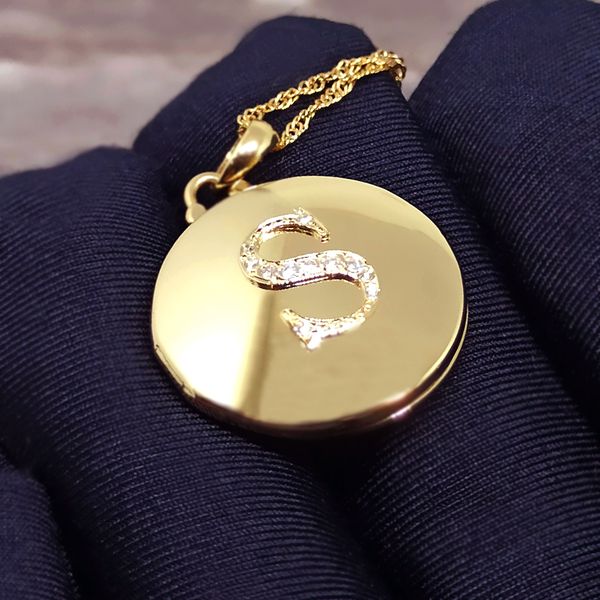 Relicário Celestial em Ouro 18K - Mensagem "Amor Eterno" com Estrela de Diamante e Personalização de Nome