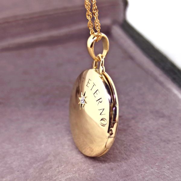 Relicário Celestial em Ouro 18K - Mensagem "Amor Eterno" com Estrela de Diamante e Personalização de Nome