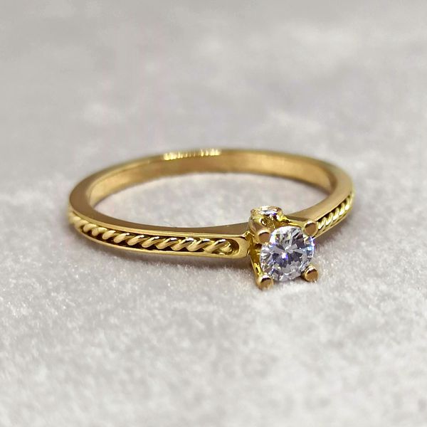 Solitário em Ouro 18k Trabalhado nas Laterais com Diamante de 15 Pontos