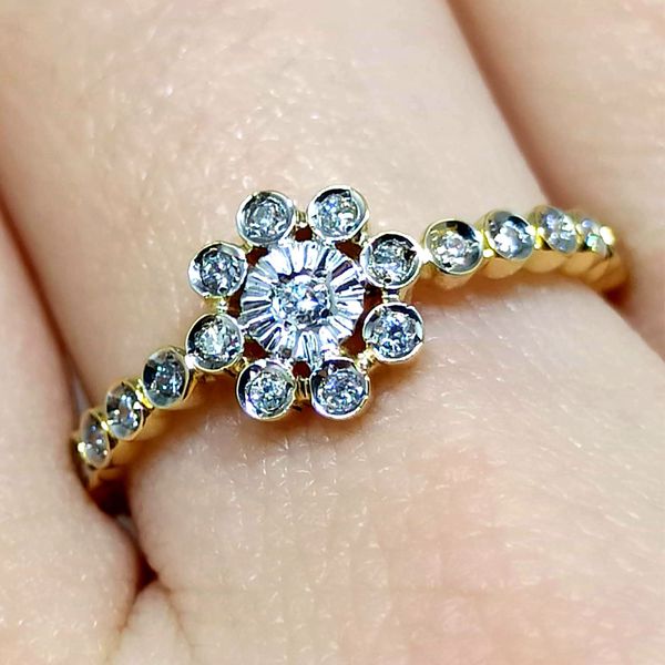 Anel de Florzinha Cravejado Ouro 18k 