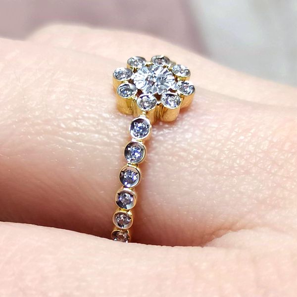 Anel de Florzinha Cravejado Ouro 18k 