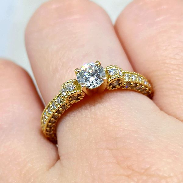 Anel Solitário em Ouro 18k com Diamante de 35 Pontos