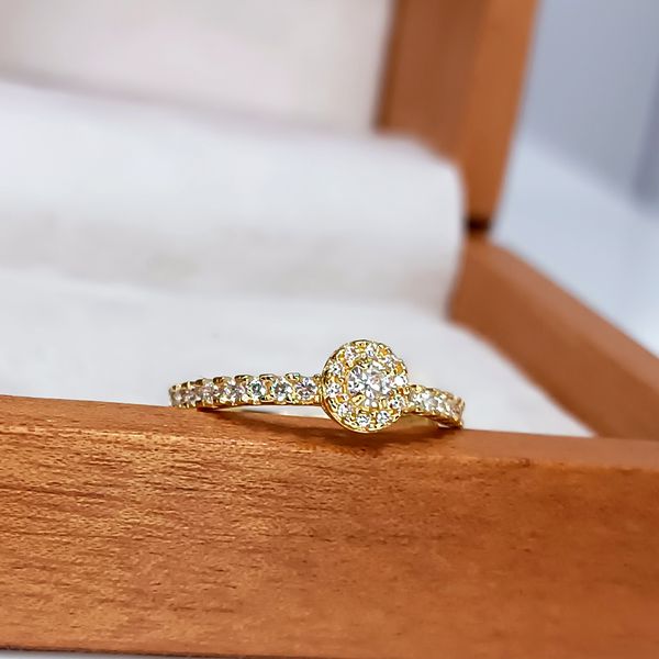 Anel Solitário em Ouro 18k Cravejado 