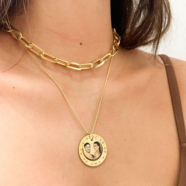 Colar Círculo Vazado com Medalha Personalizada Folheado em Ouro 18k