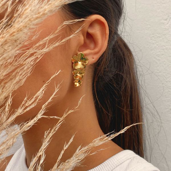 Brinco Flor Tripla Folheado Em Ouro 18k