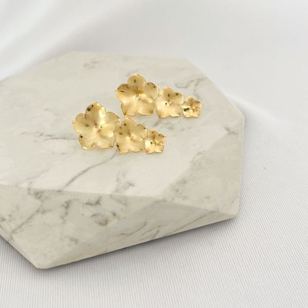 Brinco Flor Tripla Folheado Em Ouro 18k