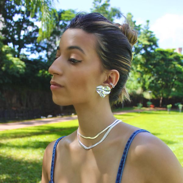 Brinco Chapa Coração com Design Amassado Folheado em Prata 925