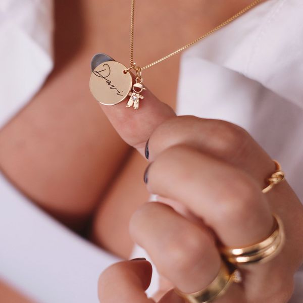 Colar Medalha M Personalizada Folheado em Ouro 18k