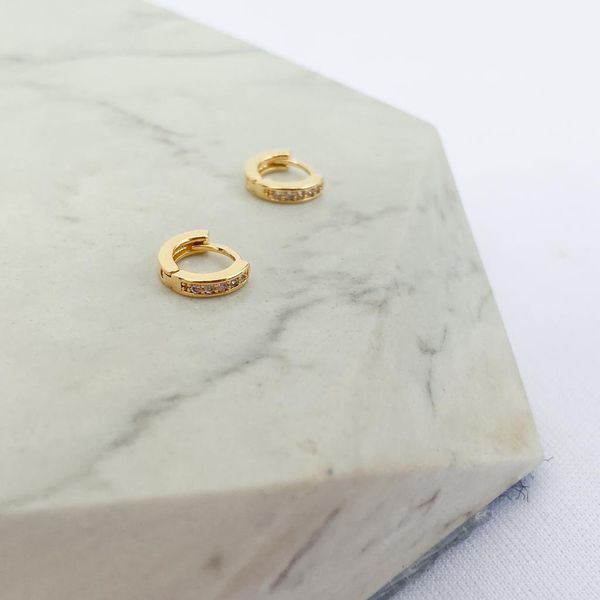 Brinco Mini Argolinha Trava Cravejada Folheado em Ouro 18k