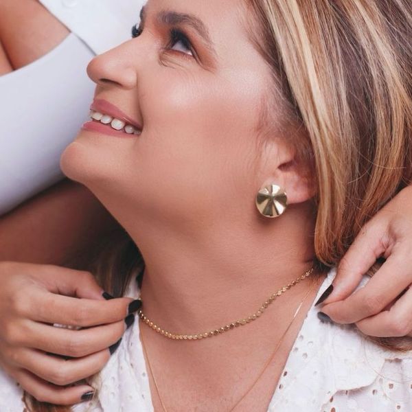 Brinco Chapa Redonda Ondulada Banhado a Ouro 18k
