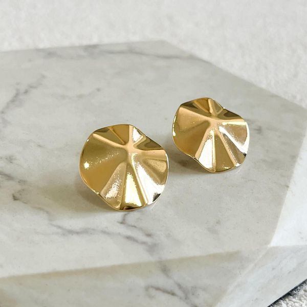 Brinco Chapa Redonda Ondulada Banhado a Ouro 18k