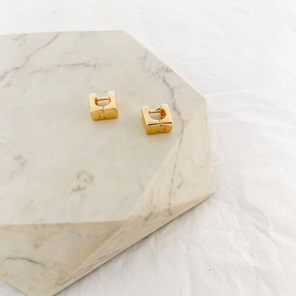 Brinco Argolinha Trava quadrada lisa Folheado em Ouro 18k