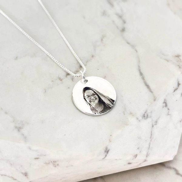 Colar Medalha M Personalizada Folheado em Prata 925