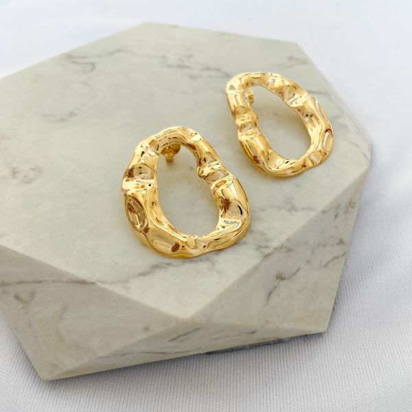 Brinco Oval Vazado Orgânico Folheado em Ouro 18k