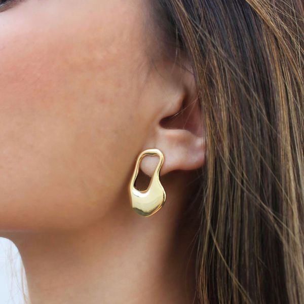 Brinco Minimalista Orgânico Folheado em Ouro 18k