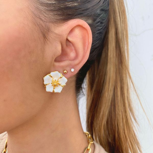 Brinco Flor Resinada Branca Folheado em Ouro 18k