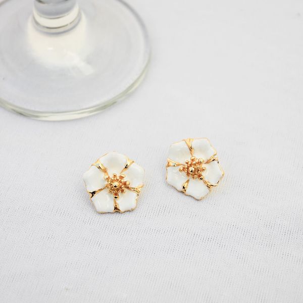 Brinco Flor Resinada Branca Folheado em Ouro 18k