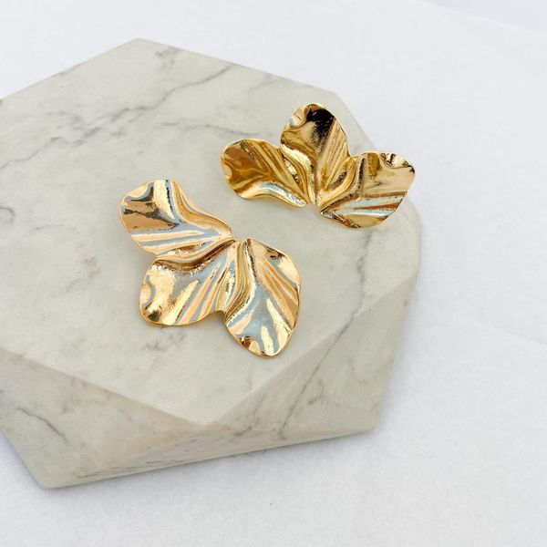 Brinco Meia Pétala Folheado em Ouro 18k