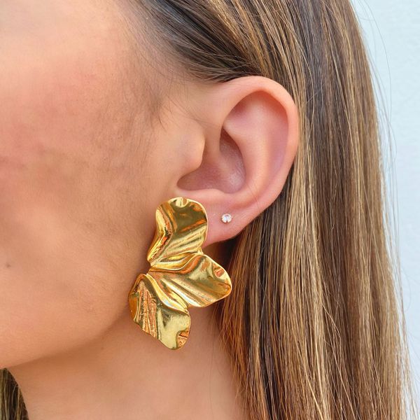 Brinco Meia Pétala Folheado em Ouro 18k