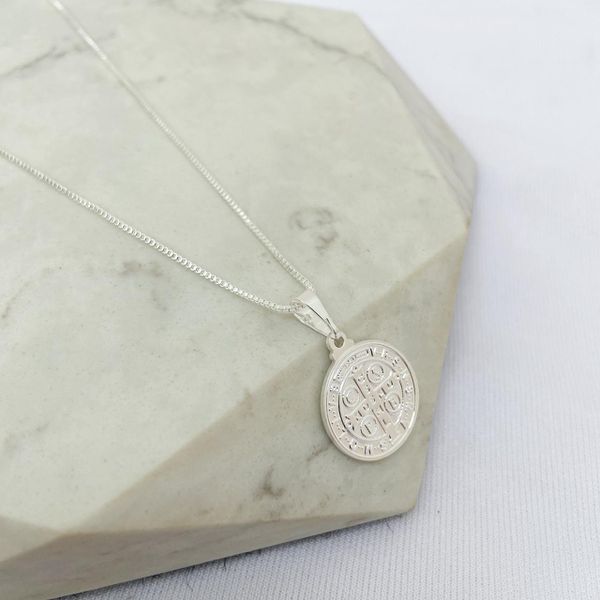 Colar com Medalha de São Bento Folheado em Prata 925
