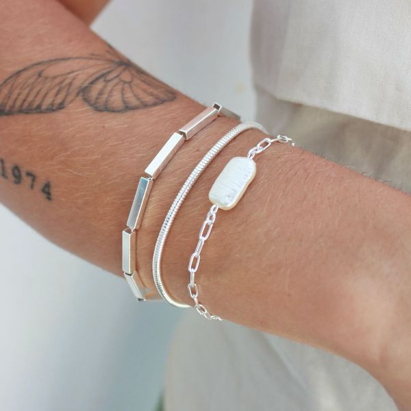 Pulseira Elos com Pérola Barroca Folheado em Prata 925