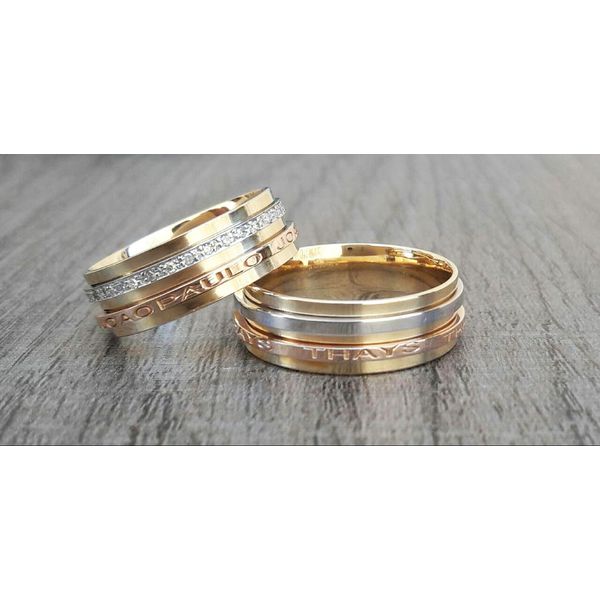 Par de Alianças Casamento Modelo Trabalhado Tricolor Ouro 18k/750 7.30mm Reta Polida Anatômica Com Pedras - 10146