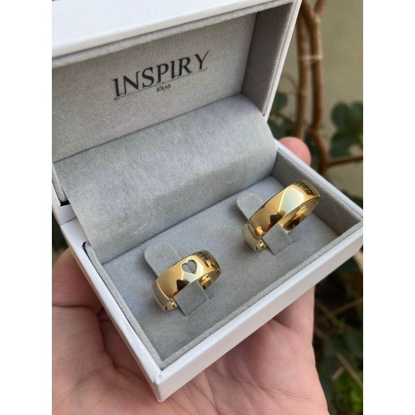 Par de Alianças Casamento Modelo Trabalhado Ouro 18k/750 6.00mm Levemente Abaulada Anatômica/Confort Polida Com Coração Vazado - 10112