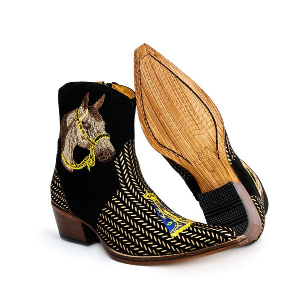 Botina Country Masculina Bico Fino Couro Bovino Legítimo Platinado e Nobuck Preto Bordado Cavalo e N.S