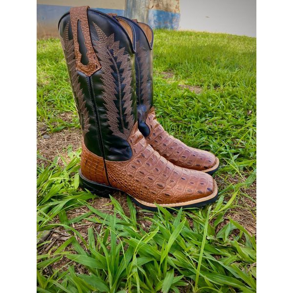 Bota Texana Masculina Couro Bovino Legítimo Jacaré Amêndoa e Látego Preto Salto Carrapeta