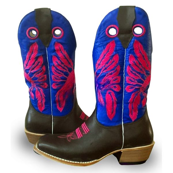 Bota Texana Carrapeta Couro Mustang Chocolate e Azul Bordado Cocar Rosa