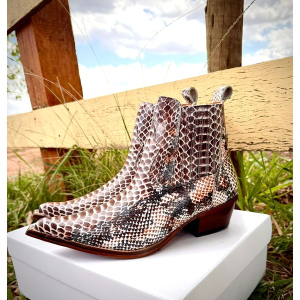 Botina Country Masculina Bico Fino Couro Bovino Legítimo Anaconda Natural Pintada 