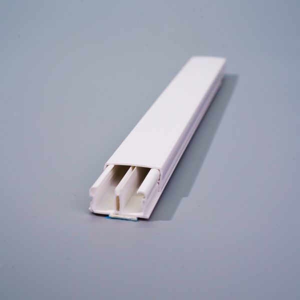 CANALETA 20mmX10mmX2m BRANCO NEVE C/FITA ADESIVA