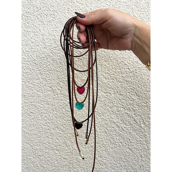 Colar de couro com pingente coração 