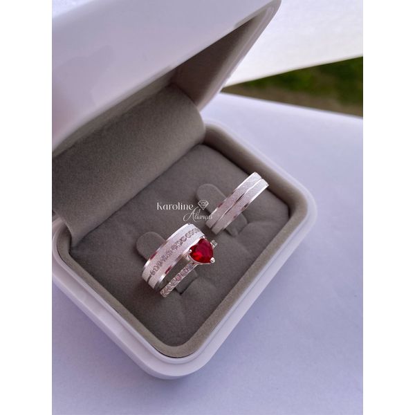 Alianças Ingrid com 6 mm Prata acabamento fosco diamantado com 15 pedras de zirconia solitario love