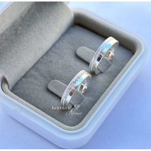 Alianças aurora com 4 mm com pedras de zirconia 