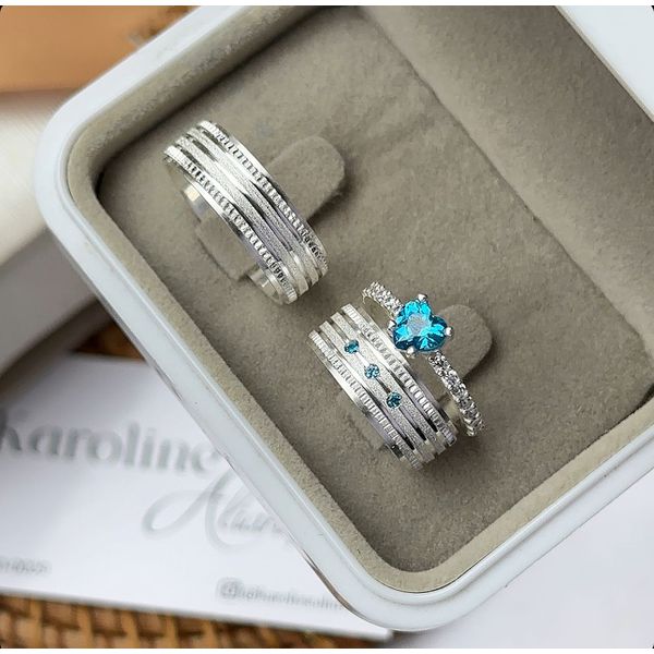 Alianças Ravena com 7 mm com 3 pedras de zirconia com detalhes recartilhados com solitario love azul