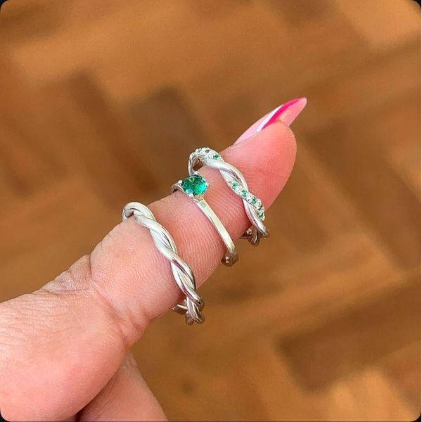 Alianças Iris com 3 mm com 10 pedras de zirconia na feminina