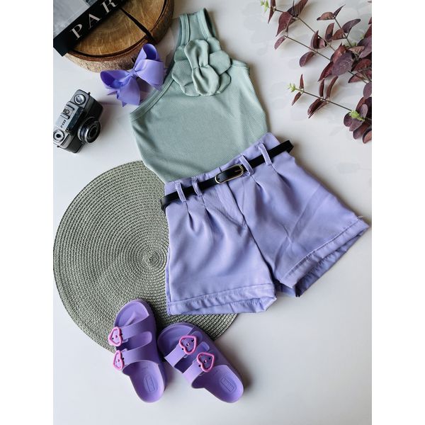 short social com cinto lilas 