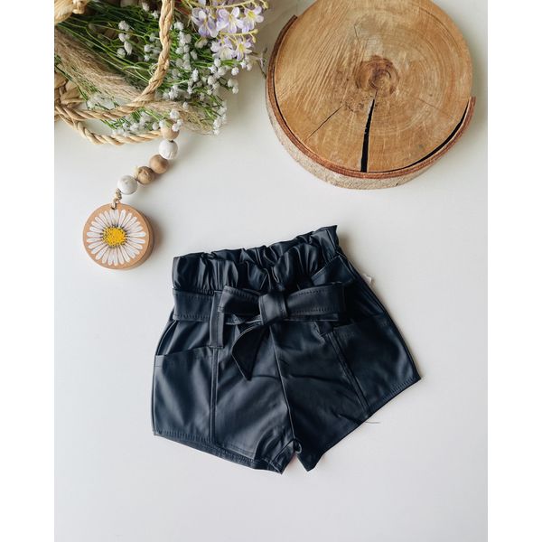 short couro preto