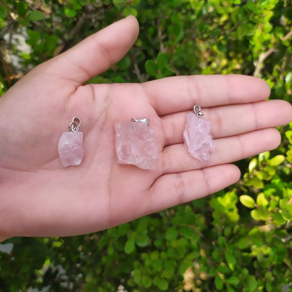 PINGENTE BRUTO QUARTZO ROSA – AMOR E PAZ