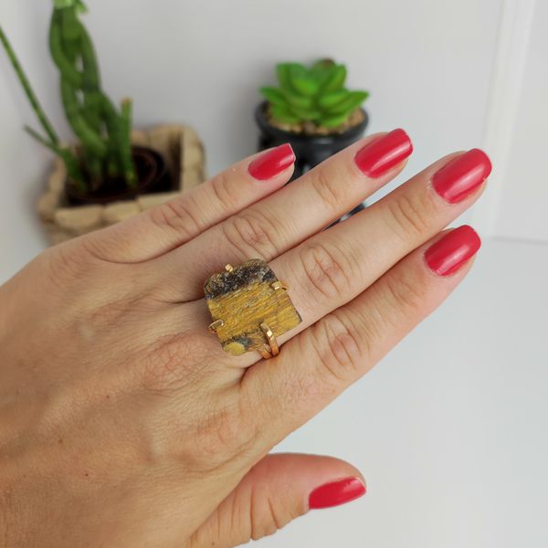 Anel Ajustável Pedra Olho de Tigre Dourado - Confiança e Abundância