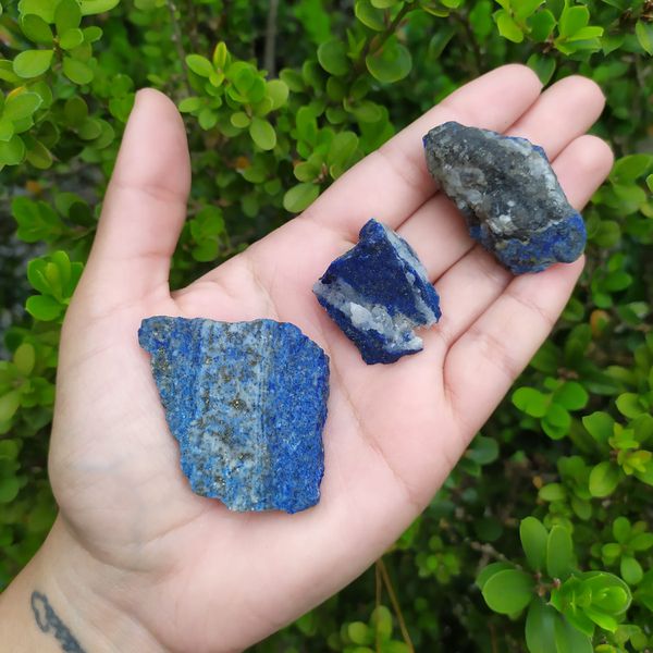 PEDRA BRUTA LÁPIS LAZÚLI P- COMUNICAÇÃO | Ktw Cristais