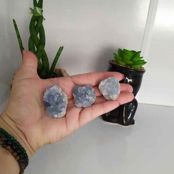 MINI DRUSA PEDRA CELESTITA 30 A 50 GR- CONEXÃO COM OS ANJOS 