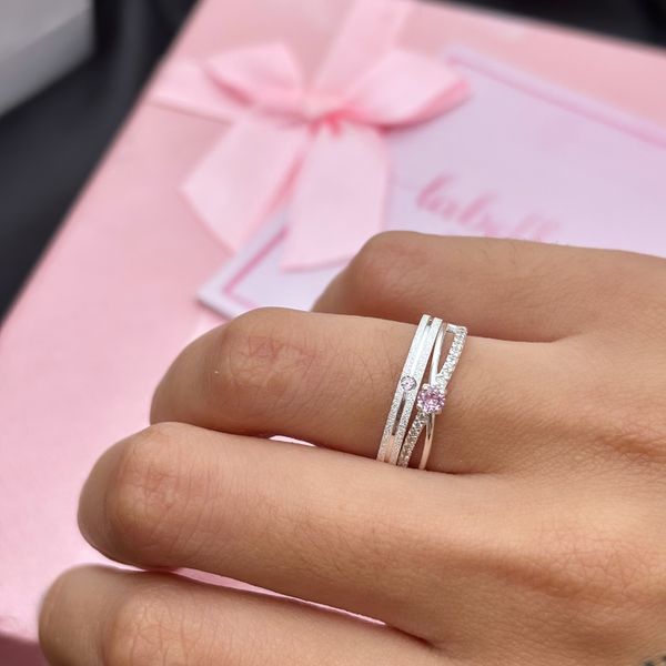 PAR DE ALIANÇAS 2'MM COM ZIRCÔNIA ROSA BEBÊ NO FRISO - COM ANEL SOLITÁRIO INFINITY