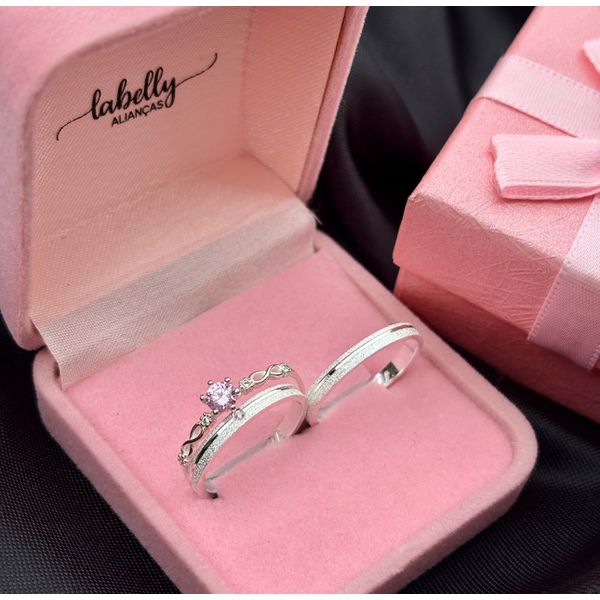 PAR DE ALIANÇAS 2'MM FOSCA COM ZIRCÔNIA ROSA BEBÊ NO FRISO - COM ANEL SOLITÁRIO BELIZE