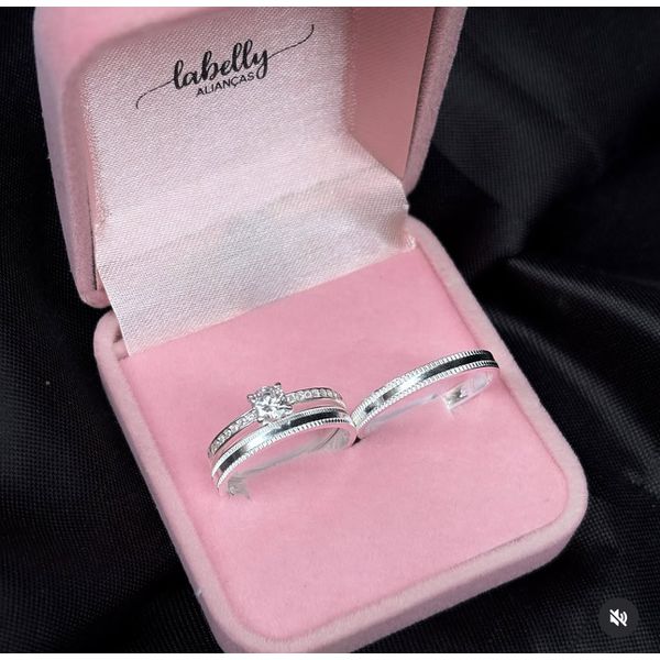 PAR DE ALIANÇAS 2'MM POLIDA COM RECARTILHO - COM ANEL SOLITÁRIO CRAVEJADO 